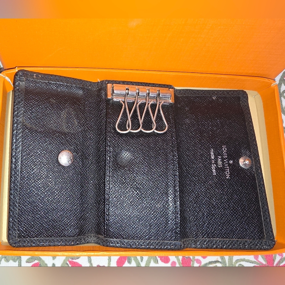 Pre-loved Black Louis Vuitton Taiga Multicles 4 Ring Key Holder - Picture 4 of 9